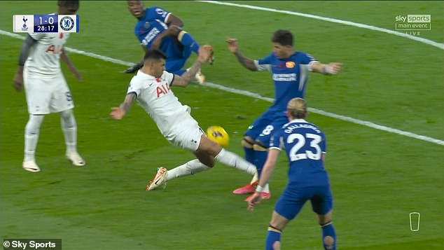 Romero was subsequently shown a red card for this challenge on Enzo Fernandez, while also conceding a penalty that allowed Chelsea to pull level at 1-1